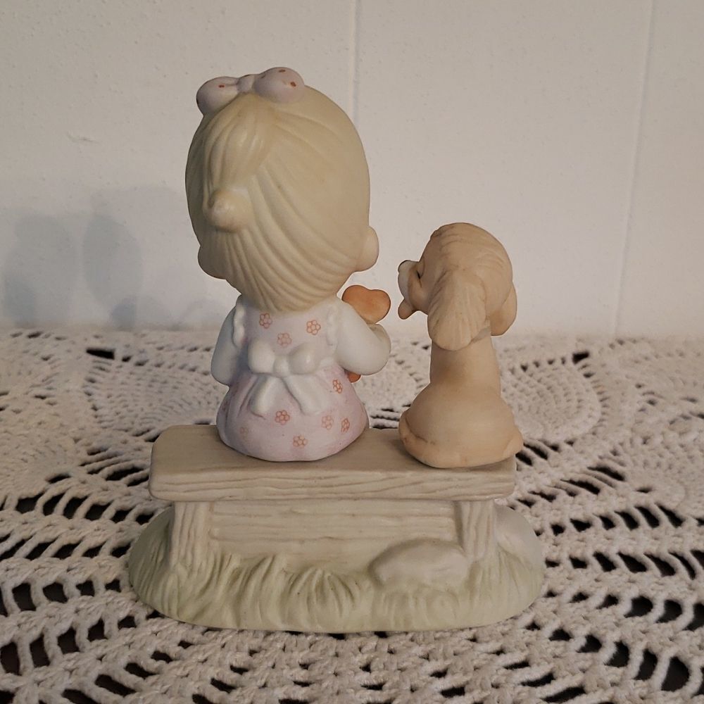 Vintage Enesco Precious Moments "Loving is Sharing" Porcelain Figurine - 1979 - Picture 3 of 6